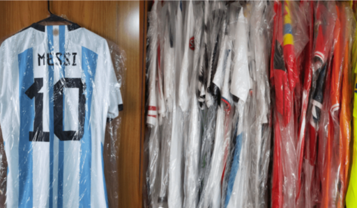 Camisetas de fútbol almacenadas cuidadosamente