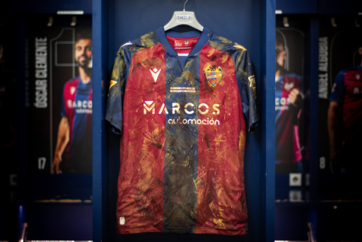 Exposición de la camiseta embarrada del Levante en honor a los damnificados