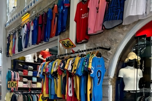 Mercadillo de calle con camisetas de fútbol a la venta