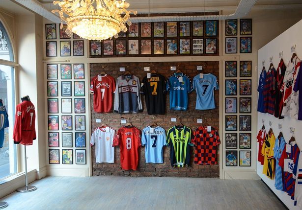 Camisetas de fútbol expuestas en una habitación